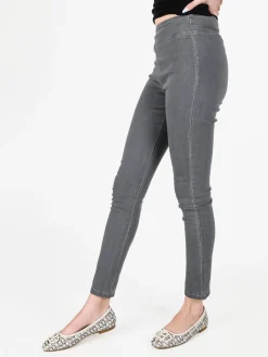 Gladys Jeggins in jeans donna