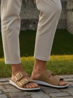 Inblu Ciabatte donna con maxi fibbie dorate e plantare in pelle - sabbia