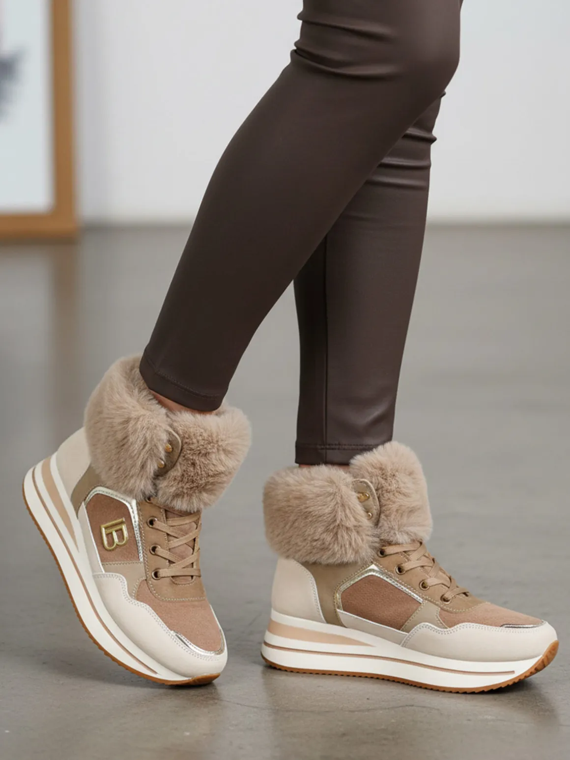 Laura Biagiotti Sneakers alte da donna con platform e cavigliera in ecopelo - beige