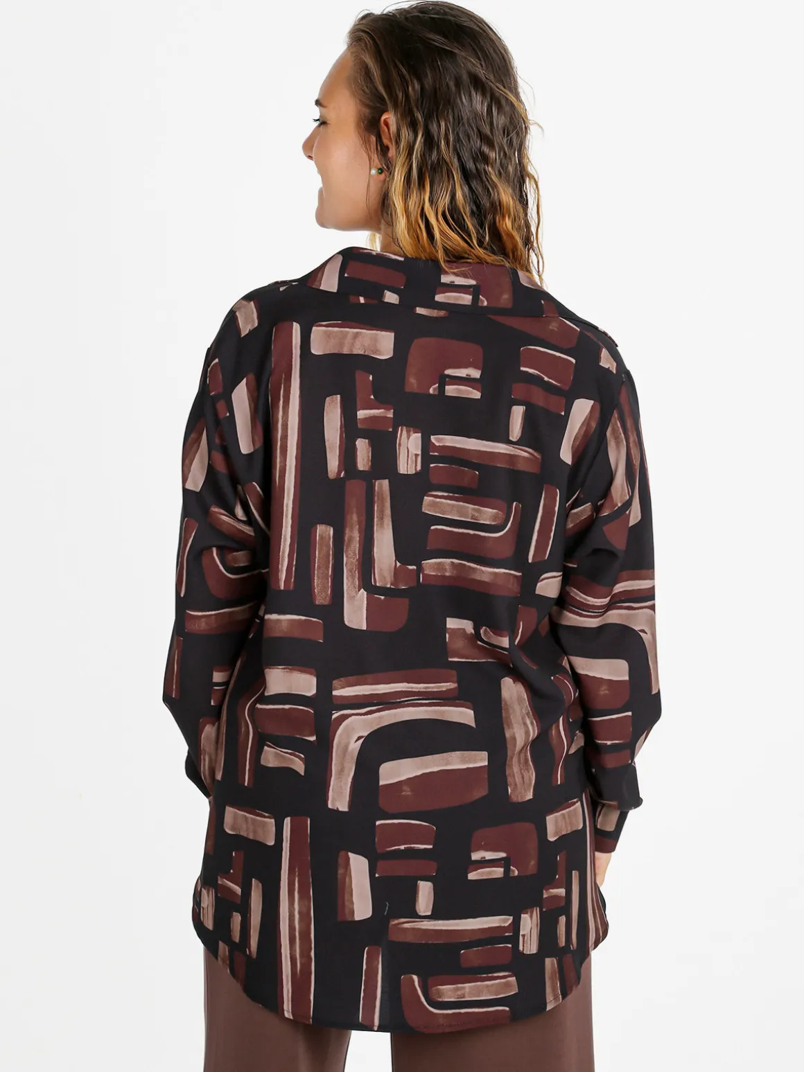 Miss E Co Camicia donna fantasia a maniche lunghe con scollo a V linea curvy - marrone