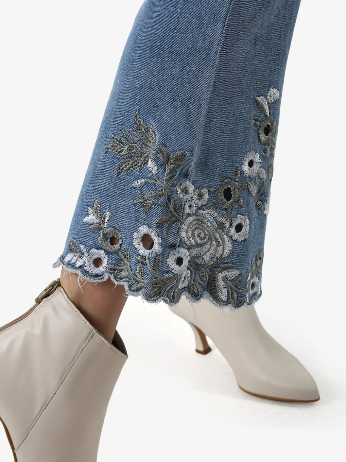 Miss Sister Jeans donna crop a zampa con ricami sul fondo - jeans