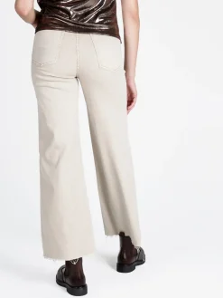Monique Jeans donna a vita alta e gamba larga