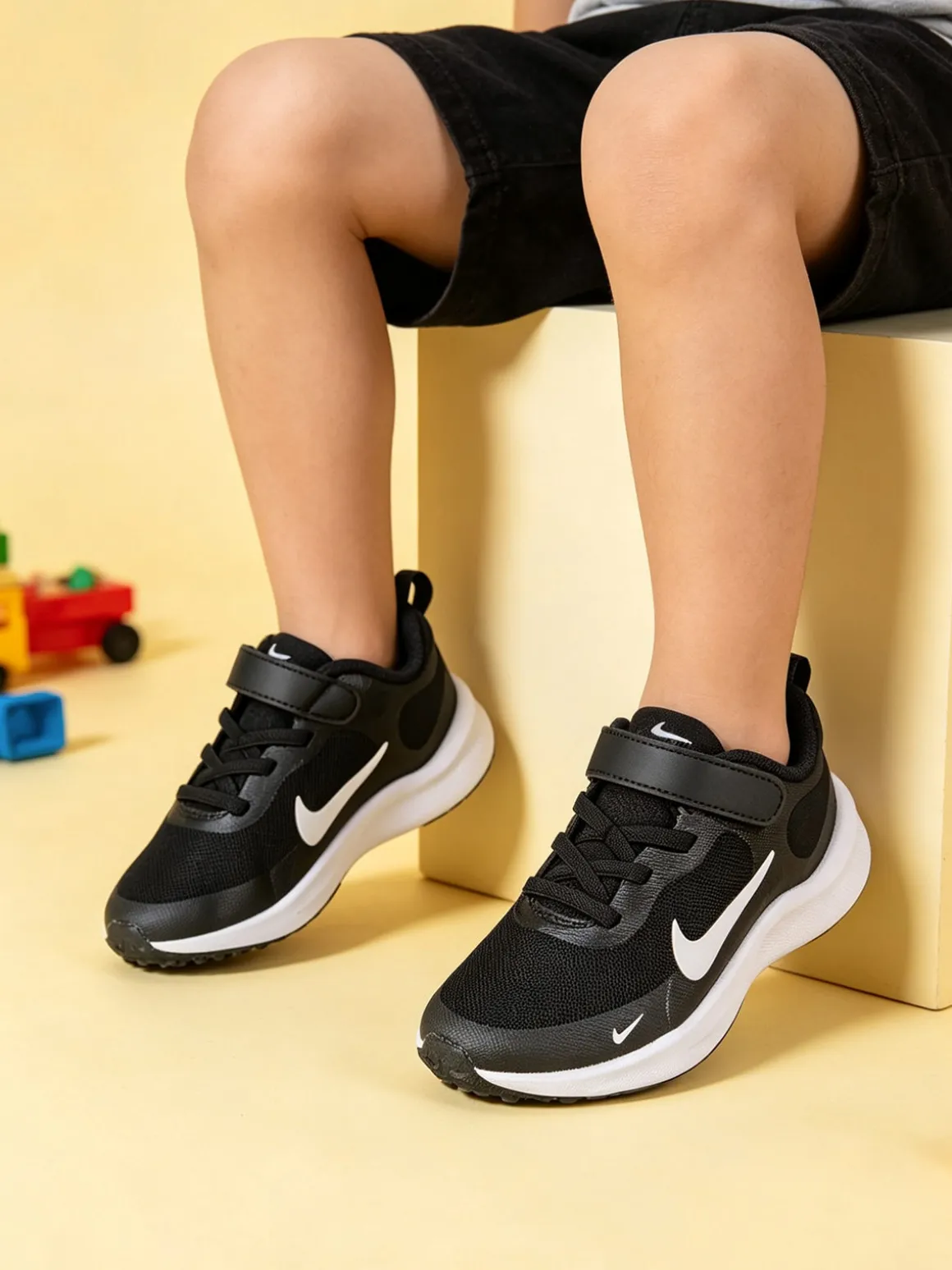 Nike REVOLUTION 7 Sneakers da bambini con strappo