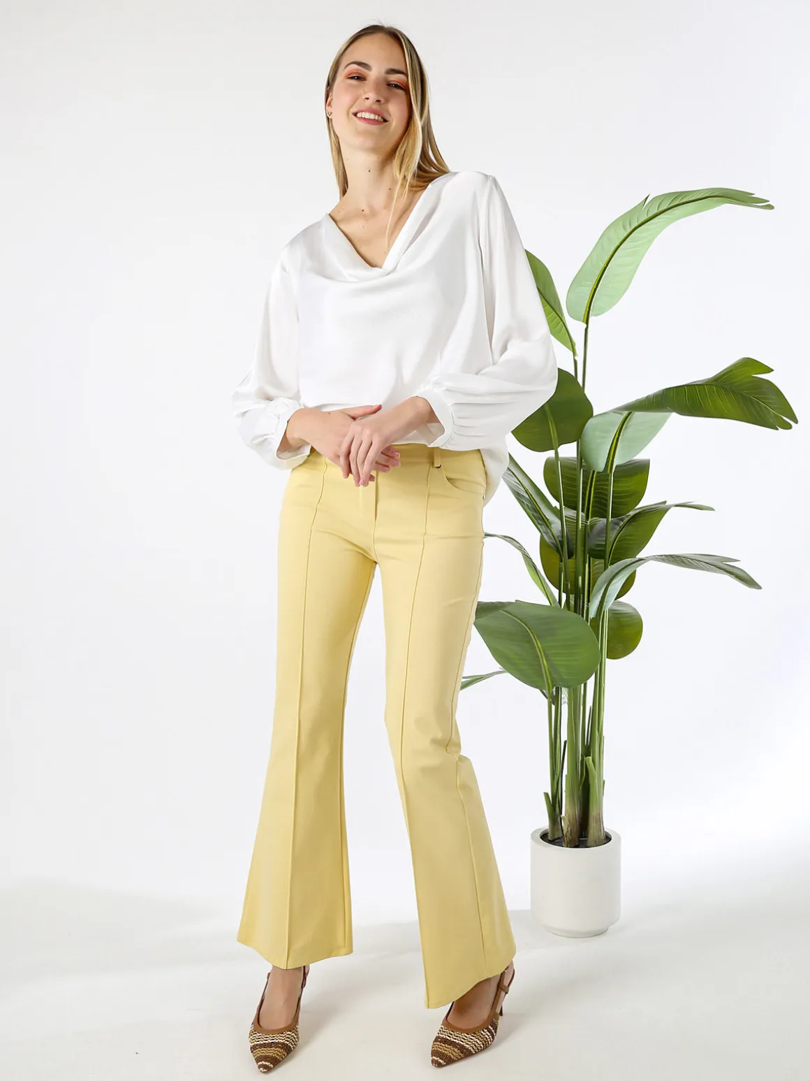Solada Blusa donna a maniche lunghe in tessuto simil raso con scollo a cascata - bianco