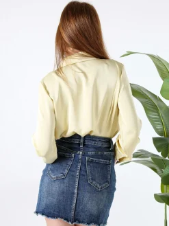 Solada Blusa donna con bottoni di perle e volant sullo scollo - giallo