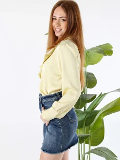 Solada Blusa donna con bottoni di perle e volant sullo scollo - giallo