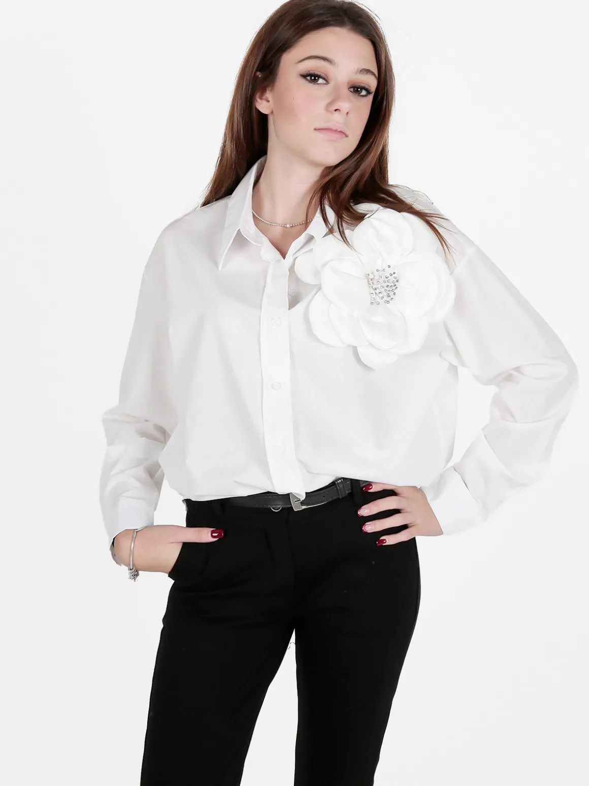 Solada Camicia donna oversize con fiore gioiello applicato