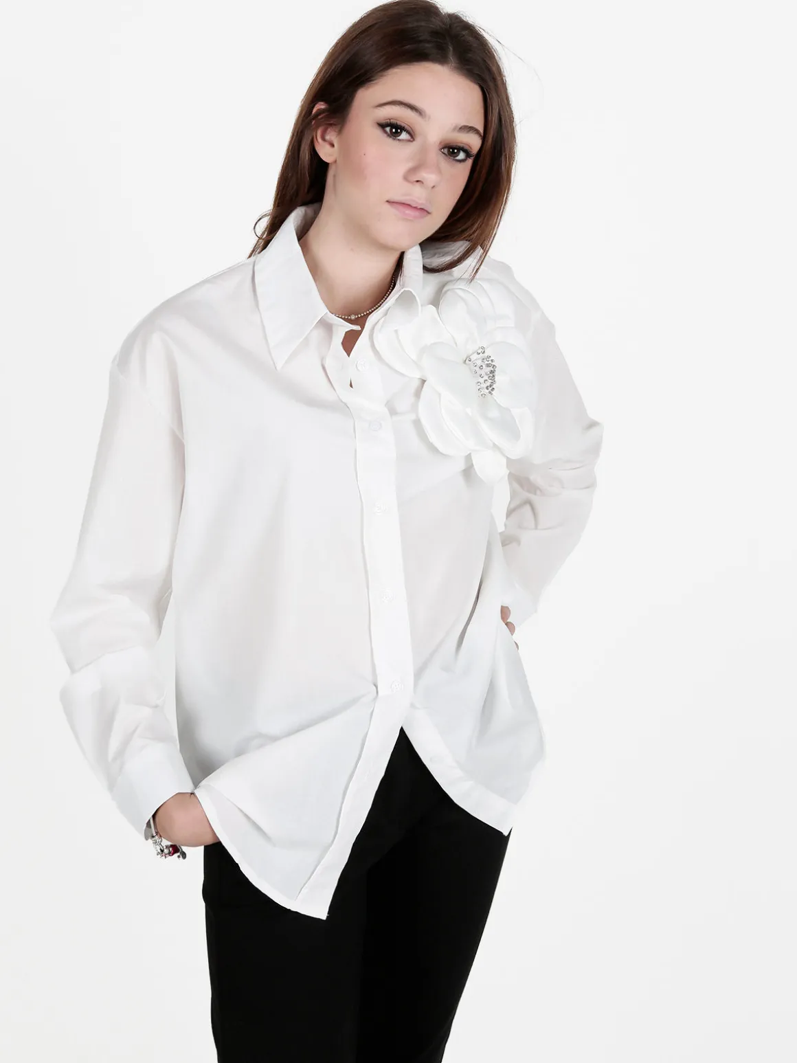 Solada Camicia donna oversize con fiore gioiello applicato
