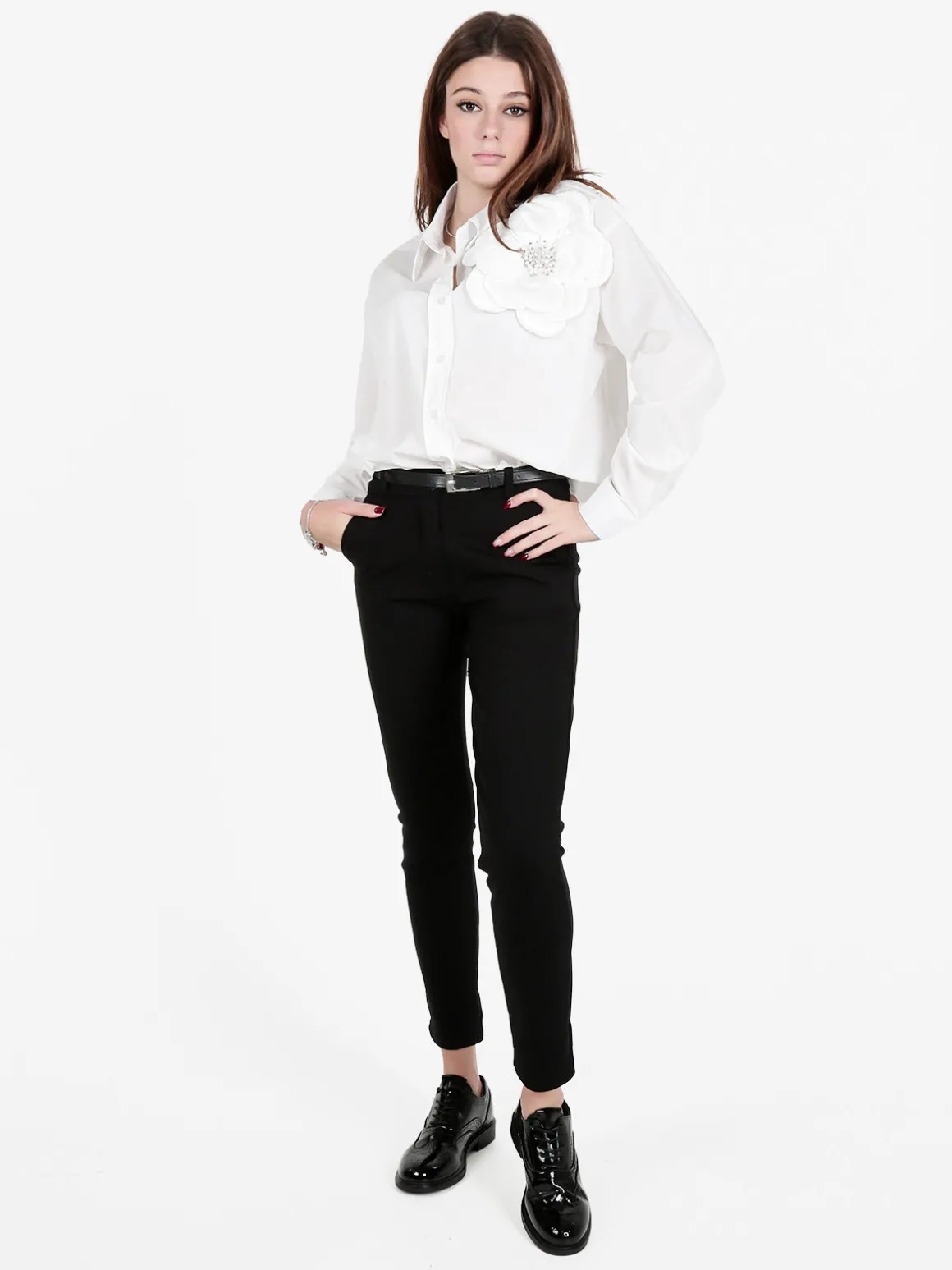 Solada Camicia donna oversize con fiore gioiello applicato