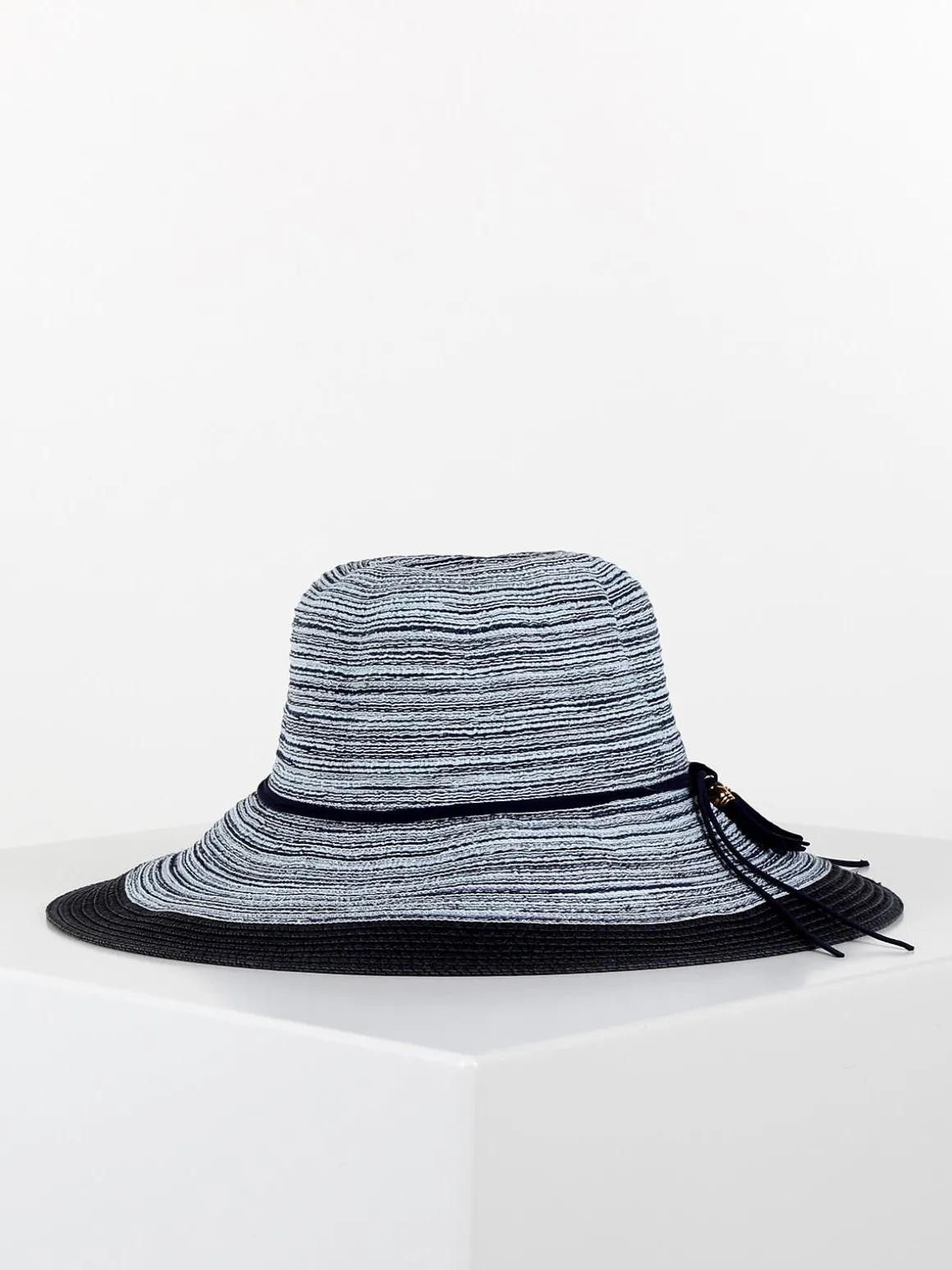 Solada Cappello con nastrino e nappine