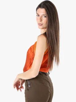Solada Top donna effetto raso con scollo in pizzo e spalline strette - cuoio