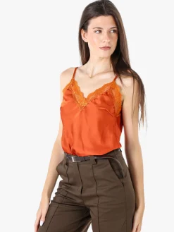 Solada Top donna effetto raso con scollo in pizzo e spalline strette - cuoio
