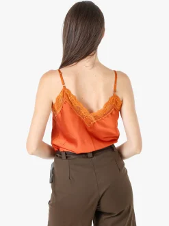 Solada Top donna effetto raso con scollo in pizzo e spalline strette - cuoio