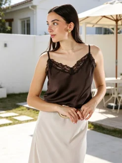 Solada Top donna effetto raso con scollo in pizzo e spalline strette - moro