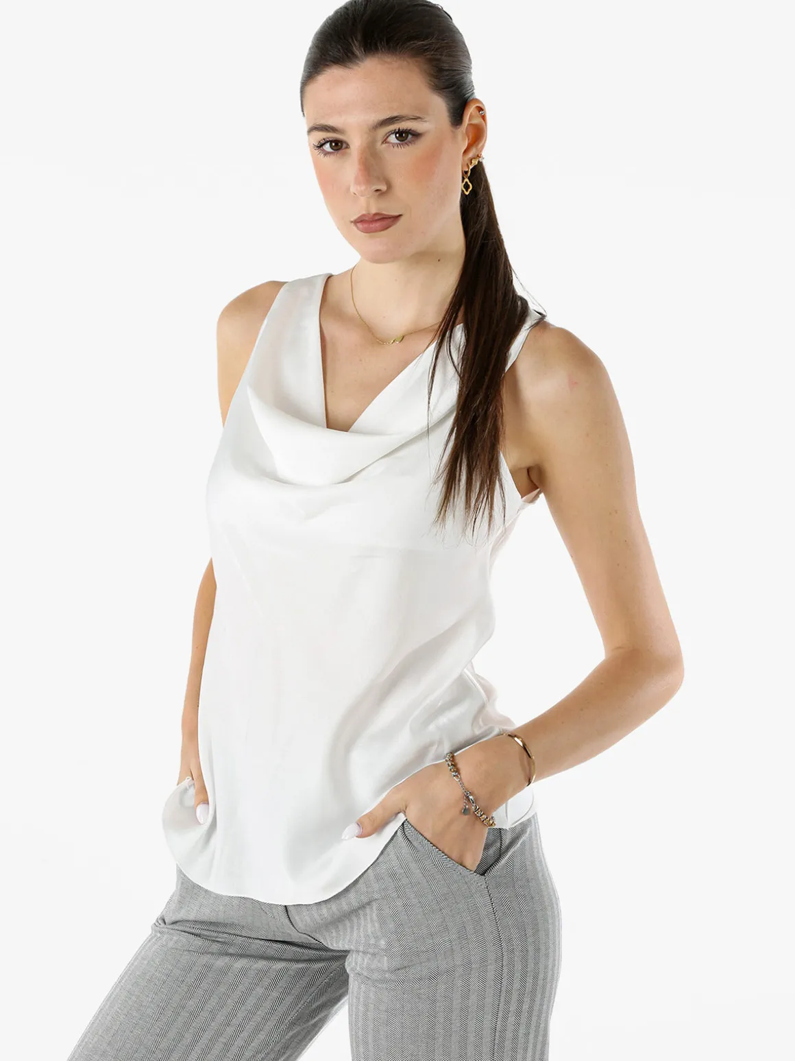 Solada Top donna smanicato con scollo a cascata in tessuto effetto raso - bianco